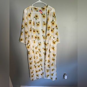 Beautiful long sunflower kimono with pockets. NWOT